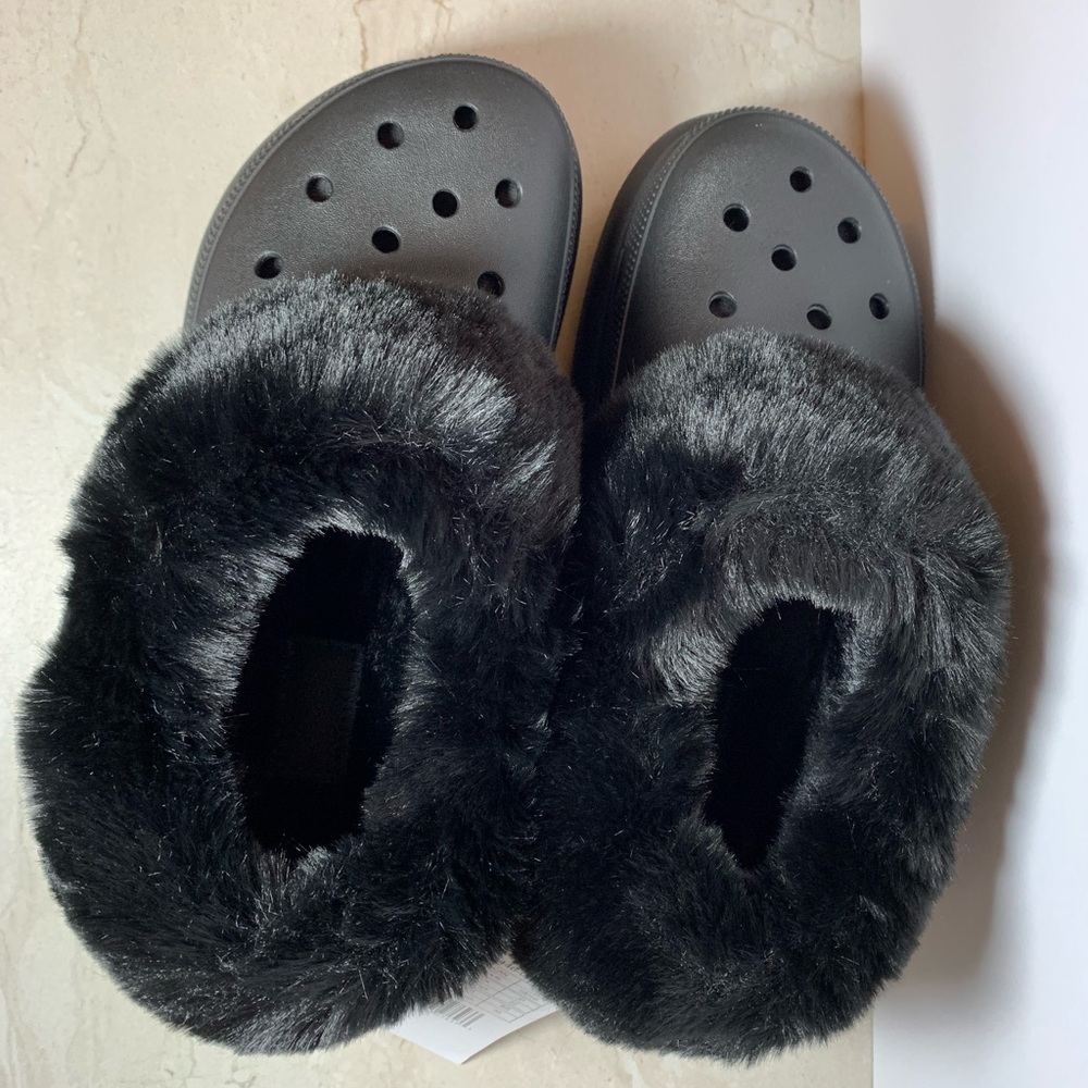CROCS Furever Crush Black Clogs with Black Fur Lining.